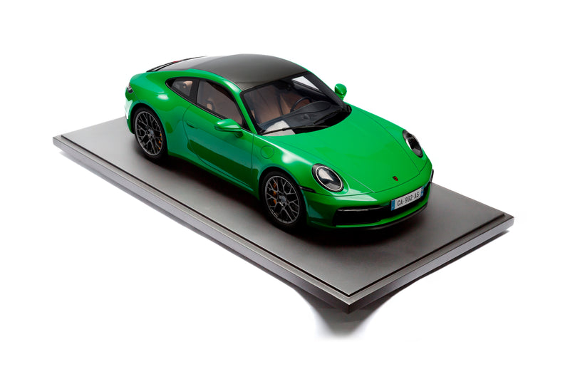 Chargez l&#39;image dans la visionneuse de la galerie, Porsche 911 (992) CARRERA 4S 2020 VERT (ÉDITION LIMITÉE 25 pièces) HC MODELS 1:8
