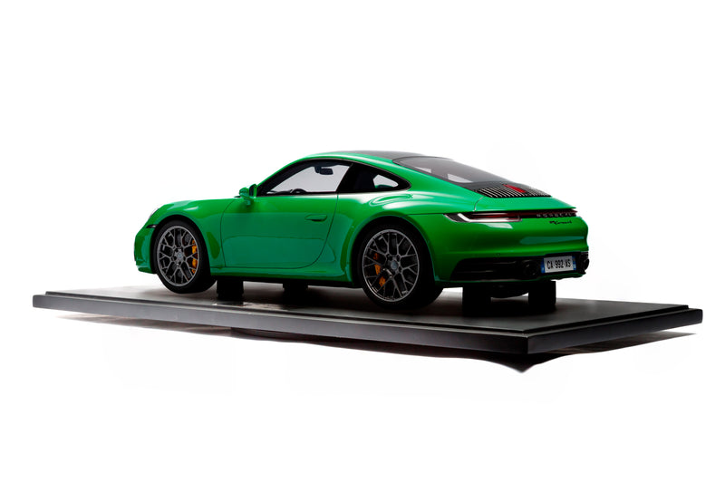 Chargez l&#39;image dans la visionneuse de la galerie, Porsche 911 (992) CARRERA 4S 2020 VERT (ÉDITION LIMITÉE 25 pièces) HC MODELS 1:8
