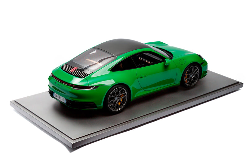 Chargez l&#39;image dans la visionneuse de la galerie, Porsche 911 (992) CARRERA 4S 2020 VERT (ÉDITION LIMITÉE 25 pièces) HC MODELS 1:8
