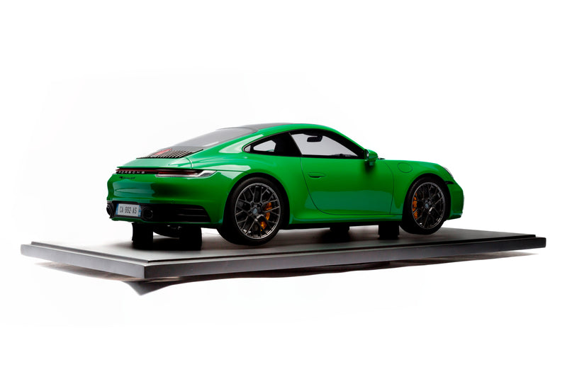 Chargez l&#39;image dans la visionneuse de la galerie, Porsche 911 (992) CARRERA 4S 2020 VERT (ÉDITION LIMITÉE 25 pièces) HC MODELS 1:8

