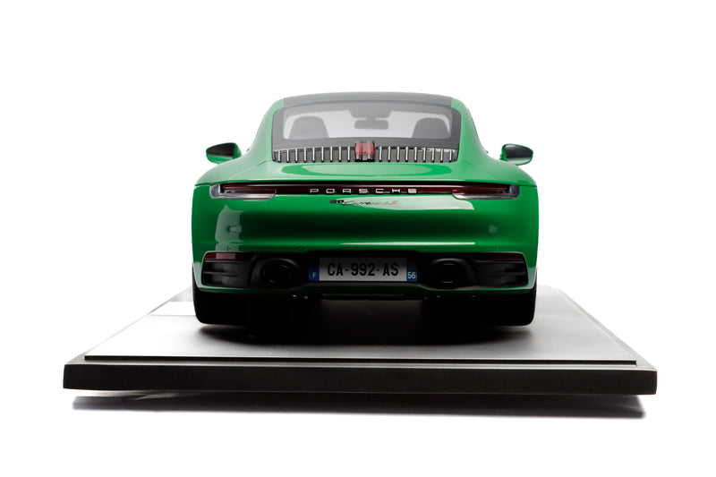 Chargez l&#39;image dans la visionneuse de la galerie, Porsche 911 (992) CARRERA 4S 2020 VERT (ÉDITION LIMITÉE 25 pièces) HC MODELS 1:8
