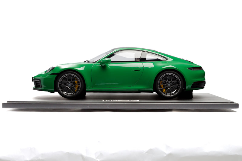 Chargez l&#39;image dans la visionneuse de la galerie, Porsche 911 (992) CARRERA 4S 2020 VERT (ÉDITION LIMITÉE 25 pièces) HC MODELS 1:8
