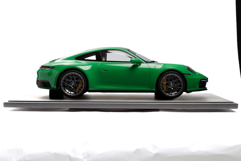 Chargez l&#39;image dans la visionneuse de la galerie, Porsche 911 (992) CARRERA 4S 2020 VERT (ÉDITION LIMITÉE 25 pièces) HC MODELS 1:8

