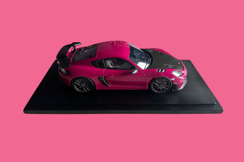 Chargez l&#39;image dans la visionneuse de la galerie, Porsche 718 CAYMAN GT4 RS (982) Violet avec Case - ÉDITION LIMITÉE 718 pièces - PORSCHE DEALERMODEL 1:18
