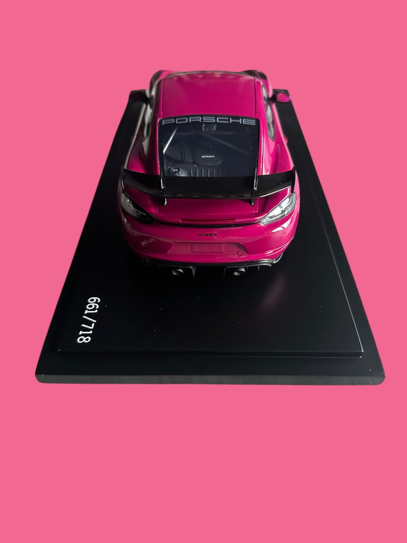 Chargez l&#39;image dans la visionneuse de la galerie, Porsche 718 CAYMAN GT4 RS (982) Violet avec Case - ÉDITION LIMITÉE 718 pièces - PORSCHE DEALERMODEL 1:18
