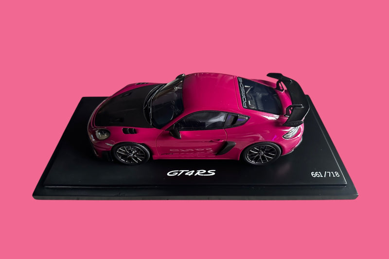 Chargez l&#39;image dans la visionneuse de la galerie, Porsche 718 CAYMAN GT4 RS (982) Violet avec Case - ÉDITION LIMITÉE 718 pièces - PORSCHE DEALERMODEL 1:18
