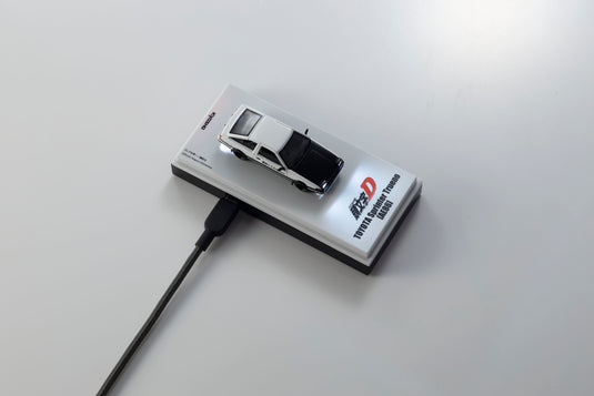 TOYOTA SPRINTER INITIAL D MET LED 1995  + MOTN LED-VOETSYSTEEM ZWART 2025 KYOSHO 1:64