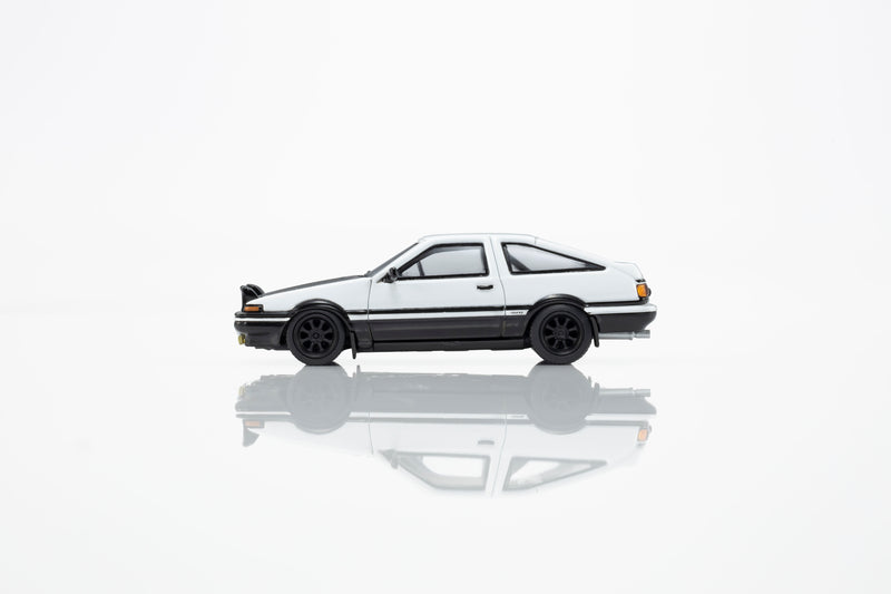 Laad de afbeelding in de Gallery-viewer, TOYOTA SPRINTER INITIAL D MET LED 1995  + MOTN LED-VOETSYSTEEM ZWART 2025 KYOSHO 1:64
