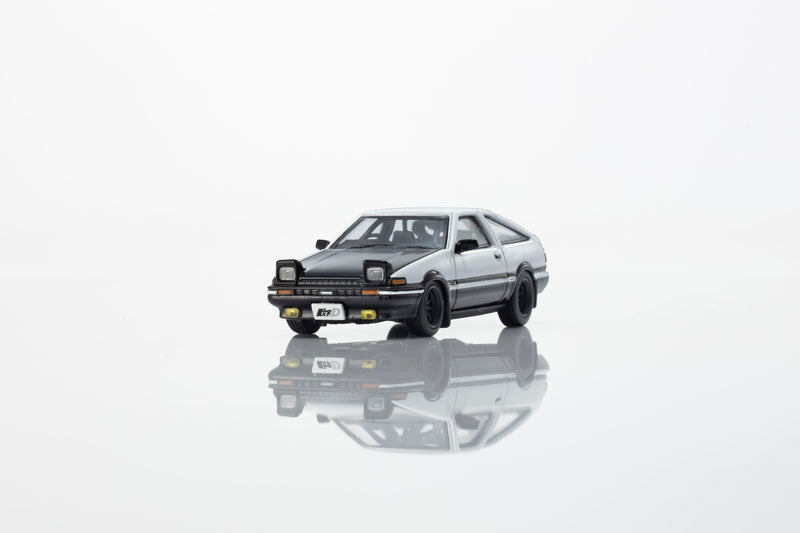 Laad de afbeelding in de Gallery-viewer, TOYOTA SPRINTER INITIAL D MET LED 1995  + MOTN LED-VOETSYSTEEM ZWART 2025 KYOSHO 1:64

