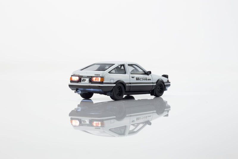 Laad de afbeelding in de Gallery-viewer, TOYOTA SPRINTER INITIAL D MET LED 1995  + MOTN LED-VOETSYSTEEM ZWART 2025 KYOSHO 1:64

