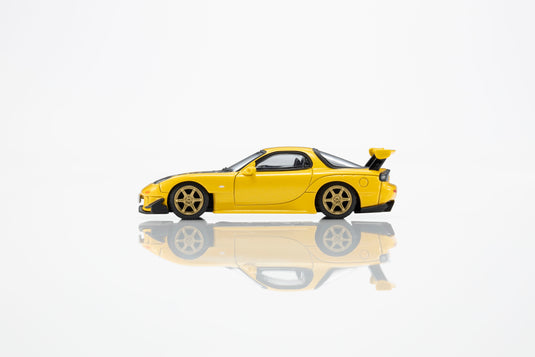 MAZDA RX7 (FD) INITIAL D AVEC LED 1995  + SYSTÈME DE SOCLE LED MOTN NOIR 2025 KYOSHO 1:64
