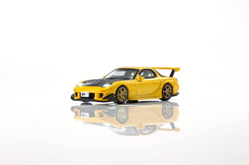 Chargez l'image dans la visionneuse de la galerie, MAZDA RX7 (FD) INITIAL D AVEC LED 1995  + SYSTÈME DE SOCLE LED MOTN NOIR 2025 KYOSHO 1:64
