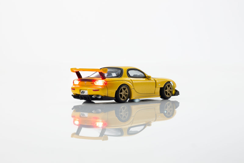 Chargez l'image dans la visionneuse de la galerie, MAZDA RX7 (FD) INITIAL D AVEC LED 1995  + SYSTÈME DE SOCLE LED MOTN NOIR 2025 KYOSHO 1:64
