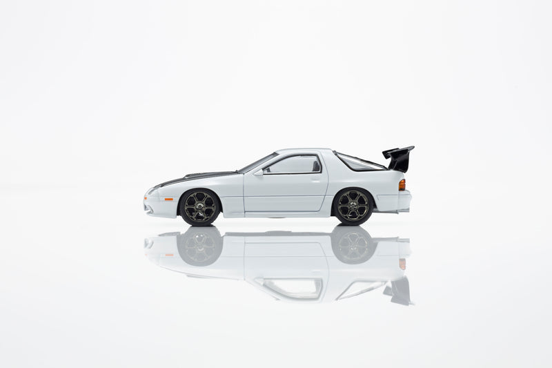 Load image into Gallery viewer, MAZDA SAVANNA RX-7 (FC) INITIAL D WITH LED 1995 + MOTN LED BASE SYSTEM BLACK 2025 KYOSHO 1:64
