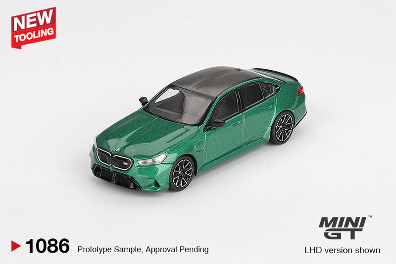 Chargez l&#39;image dans la visionneuse de la galerie, Bmw M5 (G90) VERT MÉTALLISÉ ÎLE DE MAN 2024 MINI GT 1:64
