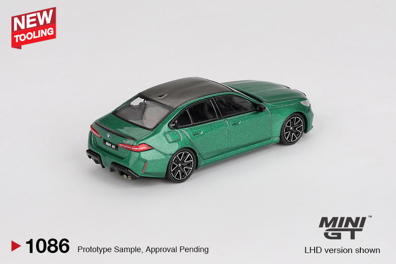 Chargez l&#39;image dans la visionneuse de la galerie, Bmw M5 (G90) VERT MÉTALLISÉ ÎLE DE MAN 2024 MINI GT 1:64
