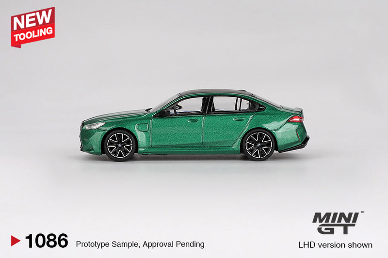 Chargez l&#39;image dans la visionneuse de la galerie, Bmw M5 (G90) VERT MÉTALLISÉ ÎLE DE MAN 2024 MINI GT 1:64
