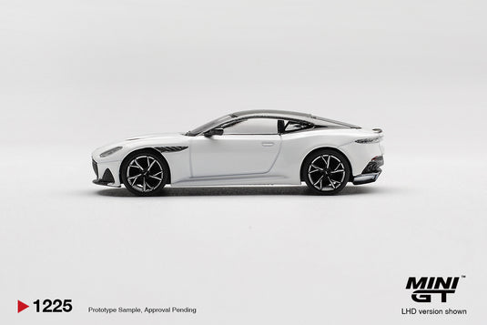 ASTON MARTIN BDS STRATUS BLANC 2024 (LHD) MINI GT 1:64
