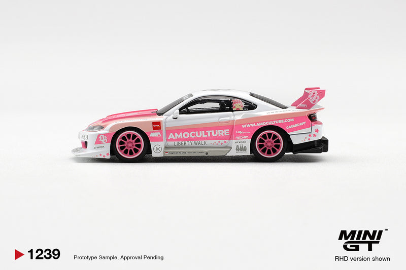Laad de afbeelding in de Gallery-viewer, NISSAN SILVIA (S15) LB-SUPER SILHOUETTE AMOCULTURE 2026 MINI GT 1:64

