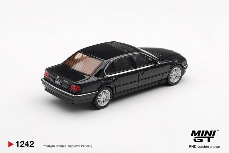Laad de afbeelding in de Gallery-viewer, BMW 750IL (E38) ZWART 1999 MINI GT 1:64

