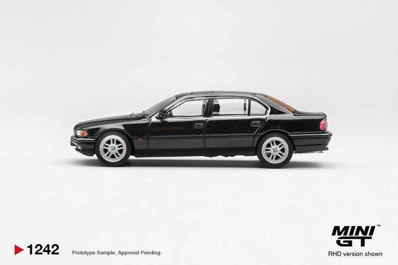 Laad de afbeelding in de Gallery-viewer, BMW 750IL (E38) ZWART 1999 MINI GT 1:64
