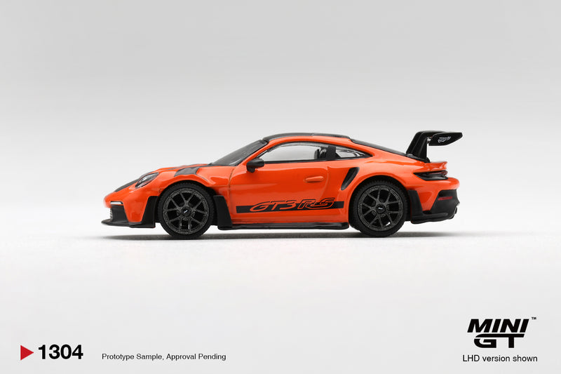 Laad de afbeelding in de Gallery-viewer, PORSCHE 911 (992) GT3 RS GULF ORANJE WEISSACH-PAKKET 2024 MINI GT 1:64
