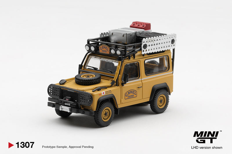Laad de afbeelding in de Gallery-viewer, LAND ROVER DEFENDER 90 CAMEL TROPHY TEAM JAPAN CAMEL TROPHY BORNEO 1985 MINI GT 1:64
