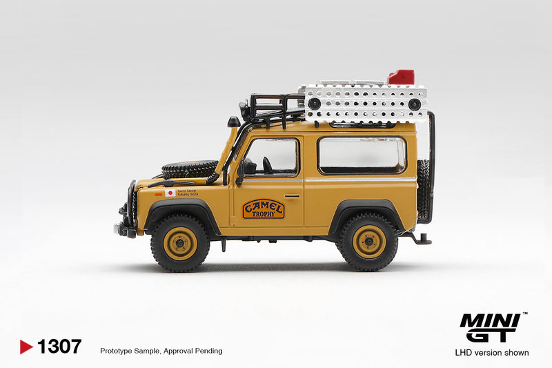 Laad de afbeelding in de Gallery-viewer, LAND ROVER DEFENDER 90 CAMEL TROPHY TEAM JAPAN CAMEL TROPHY BORNEO 1985 MINI GT 1:64
