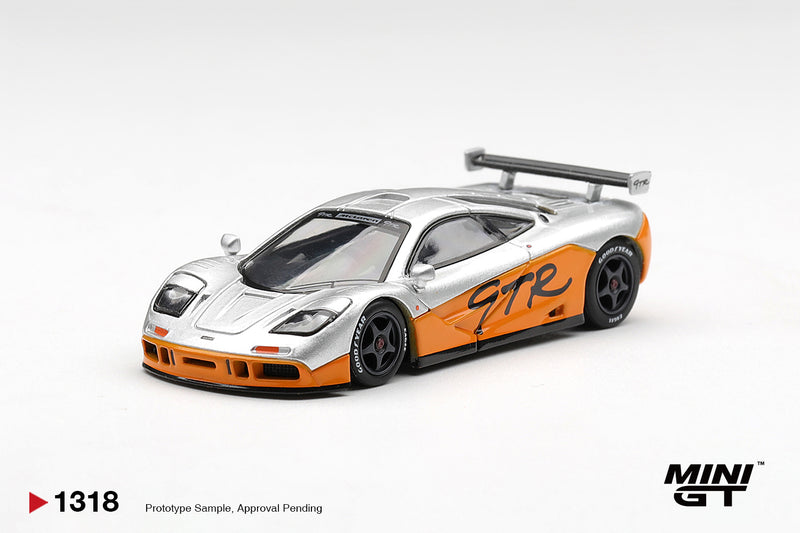 Laad de afbeelding in de Gallery-viewer, MCLAREN F1 GTR PRESENTATIE 1995 MINI GT 1:64
