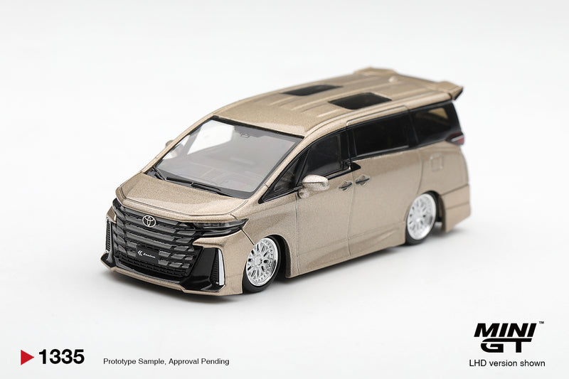 Laad de afbeelding in de Gallery-viewer, TOYOTA VELLFIRE 40 KUHL GOUD METALLIC 2026 MINI GT 1:64
