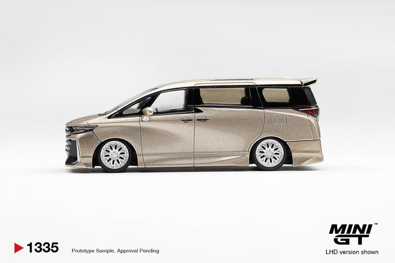 Laad de afbeelding in de Gallery-viewer, TOYOTA VELLFIRE 40 KUHL GOUD METALLIC 2026 MINI GT 1:64
