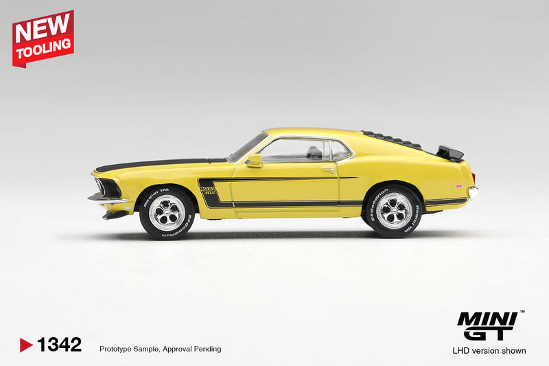 Laad de afbeelding in de Gallery-viewer, FORD MUSTANG BOSS 302 GEEL 1969 MINI GT 1:64
