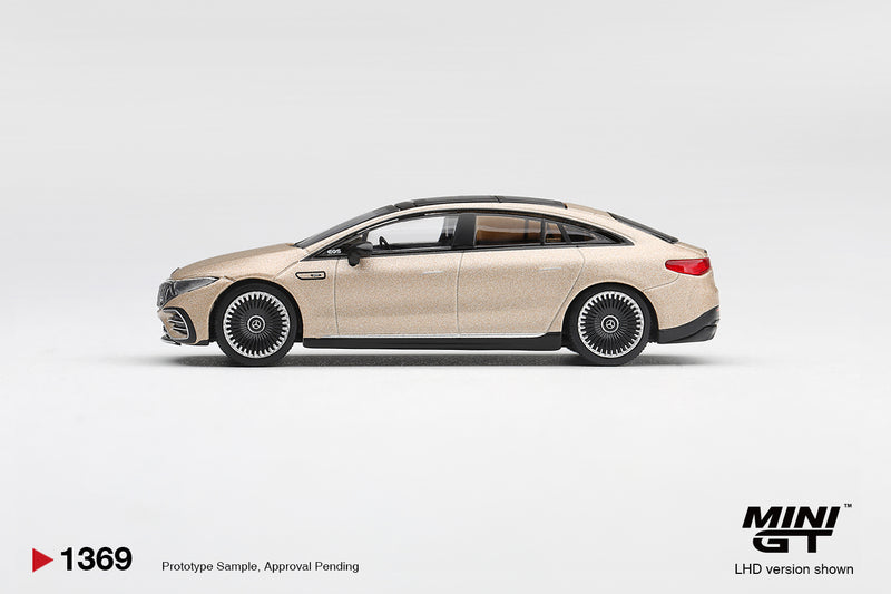 Laad de afbeelding in de Gallery-viewer, MERCEDES-BENZ EQS 53 SIGNATURE KALAHARI GOUD MAGNO 2025 MINI GT 1:64
