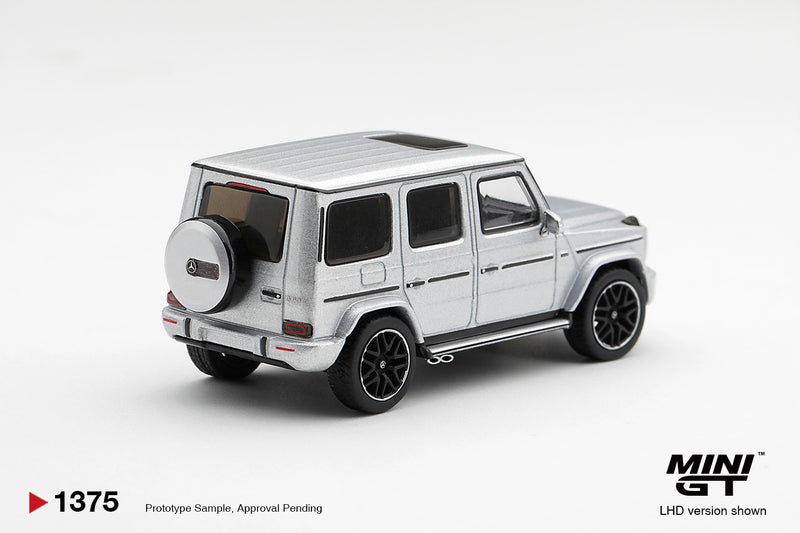 Laad de afbeelding in de Gallery-viewer, MERCEDES-BENZ G63 ZILVER METALLIC 2022 MINI GT 1:64
