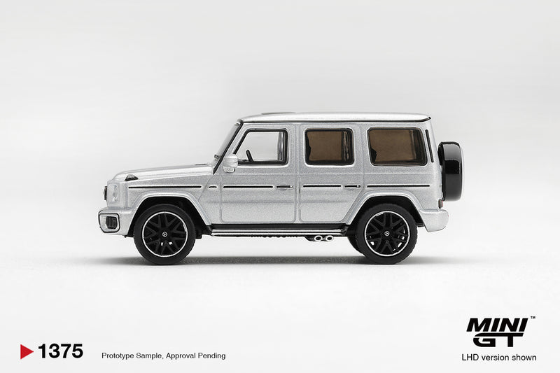 Laad de afbeelding in de Gallery-viewer, MERCEDES-BENZ G63 ZILVER METALLIC 2022 MINI GT 1:64
