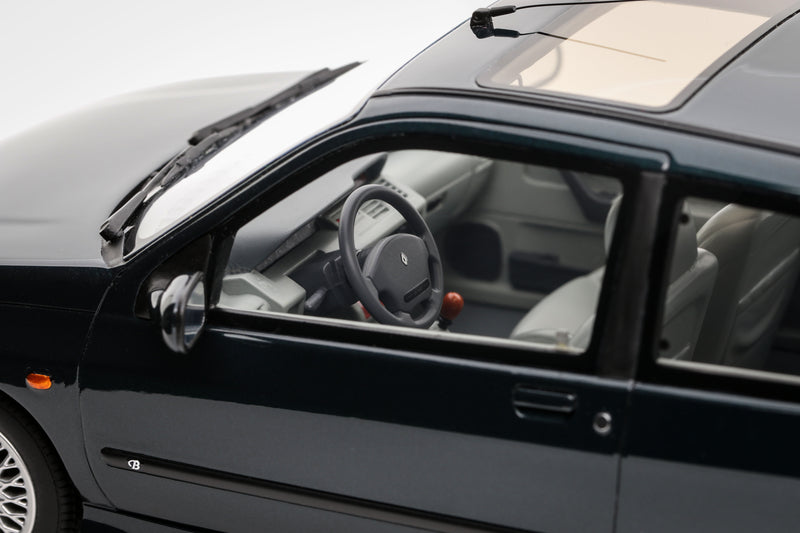 Laad de afbeelding in de Gallery-viewer, Renault CLIO BACCARA 1.8 GROEN 1995 OTTOmobile 1:18
