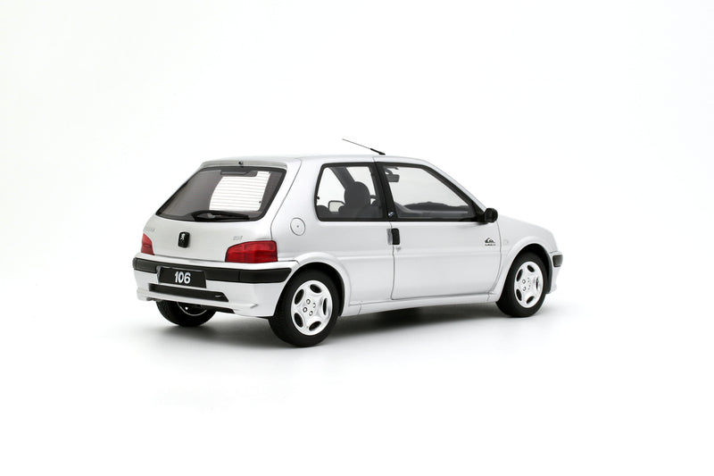 Laad de afbeelding in de Gallery-viewer, Peugeot 106 QUIKSILVER GRIJS 2000 OTTOmobile 1:18
