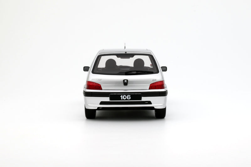 Laad de afbeelding in de Gallery-viewer, Peugeot 106 QUIKSILVER GRIJS 2000 OTTOmobile 1:18

