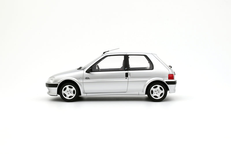 Laad de afbeelding in de Gallery-viewer, Peugeot 106 QUIKSILVER GRIJS 2000 OTTOmobile 1:18
