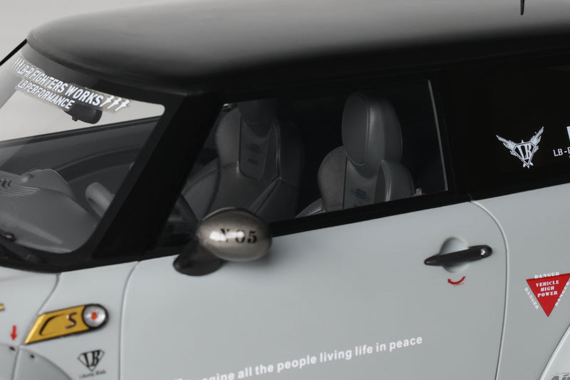 Laad de afbeelding in de Gallery-viewer, Mini Cooper R56 2015 LB-WORKS LB NATION GRIJS OTTOmobile 1:18
