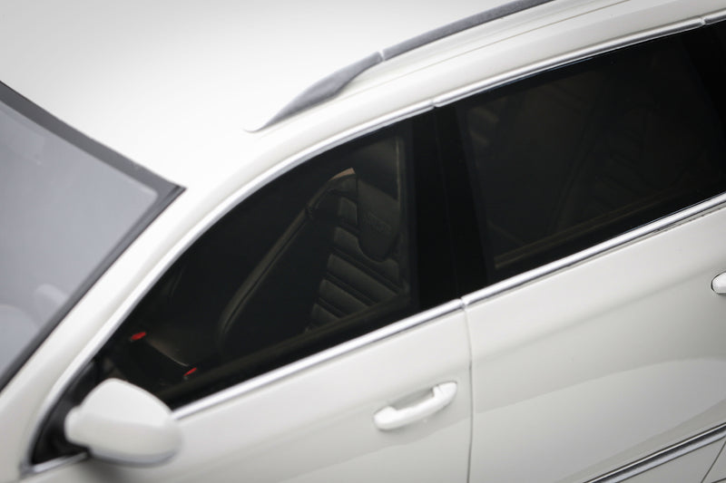 Load image into Gallery viewer, VOLKSWAGEN PASSAT (B6) R36 VARIANT CANDY WHITE 2008 OTTOmobile 1:18
