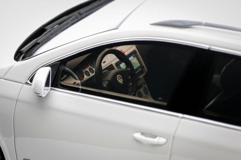 Load image into Gallery viewer, VOLKSWAGEN PASSAT (B6) R36 VARIANT CANDY WHITE 2008 OTTOmobile 1:18
