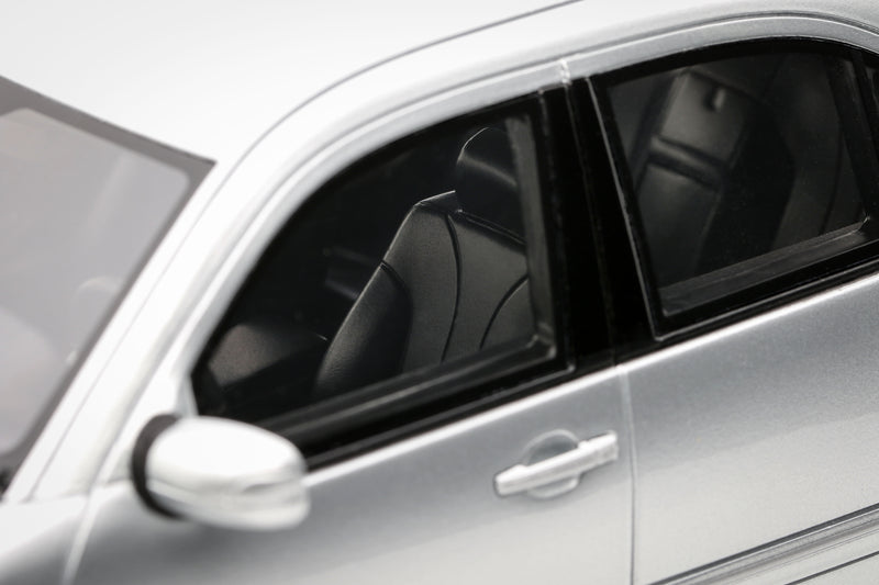 Load image into Gallery viewer, Mercedes-Benz E55 AMG W210 BRILLIANT SILVER 2001 OTTOmobile 1:18
