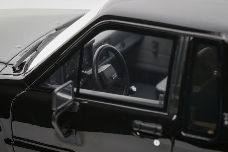 Load image into Gallery viewer, Toyota HILUX SR5 GLOSSY BLACK 1985 OTTOmobile 1:18
