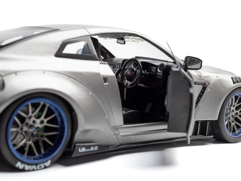 Chargez l'image dans la visionneuse de la galerie, NISSAN GT-R (R35) W/ LIBERTY WALK BODY KIT 2.0 ARGENTÉ 2023 SOLIDO 1:18
