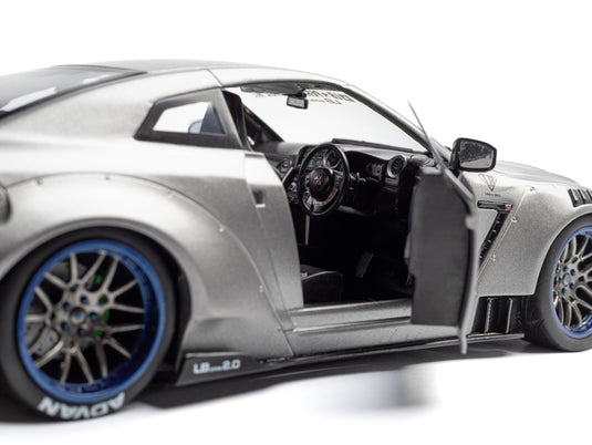 NISSAN GT-R (R35) W/ LIBERTY WALK BODY KIT 2.0 ARGENTÉ 2023 SOLIDO 1:18