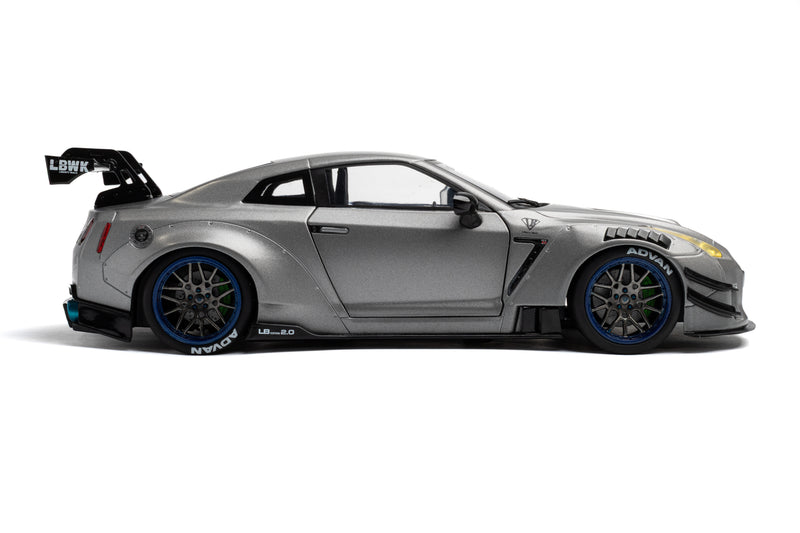 Chargez l'image dans la visionneuse de la galerie, NISSAN GT-R (R35) W/ LIBERTY WALK BODY KIT 2.0 ARGENTÉ 2023 SOLIDO 1:18
