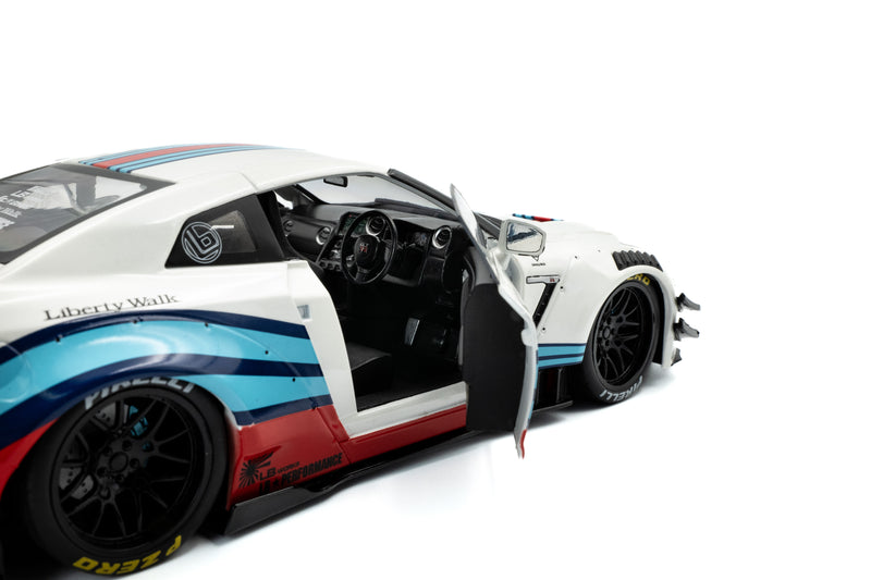 Laad de afbeelding in de Gallery-viewer, Nissan GT-R (R35) W/ LIBERTY WALK BODY KIT 2.0 M 2024 SOLIDO 1:18
