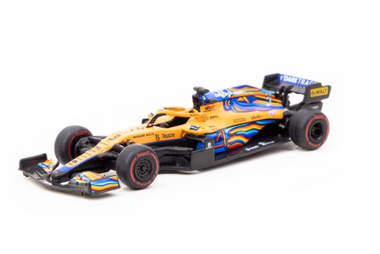 Load image into Gallery viewer, McLaren MCL35M #3 Daniel Ricciardo Abu Dhabi Grand Prix 2021 TARMAC WORKS 1:64
