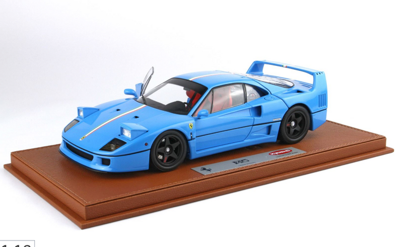 Laad de afbeelding in de Gallery-viewer, Ferrari F40 lichtblauw met Italiaanse vlagstreep en zwarte velgen BBR-Kyosho met vitrinekast (BEPERKTE EDITIE 40/54 stuks) BBR Models 1:18
